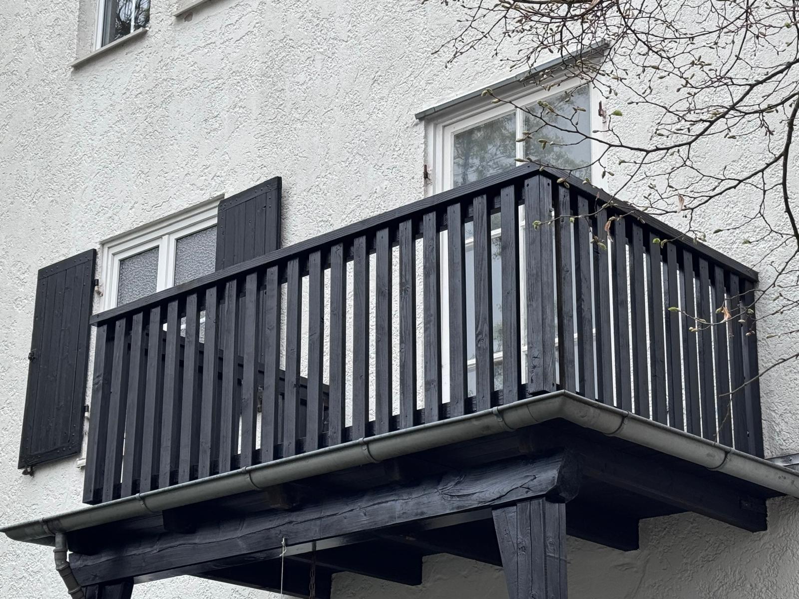 Holzbalkon nach Pflegeanstrich mit offenporiger Holzlasur am Steimker Berg Wolfsburg – fertig behandelt