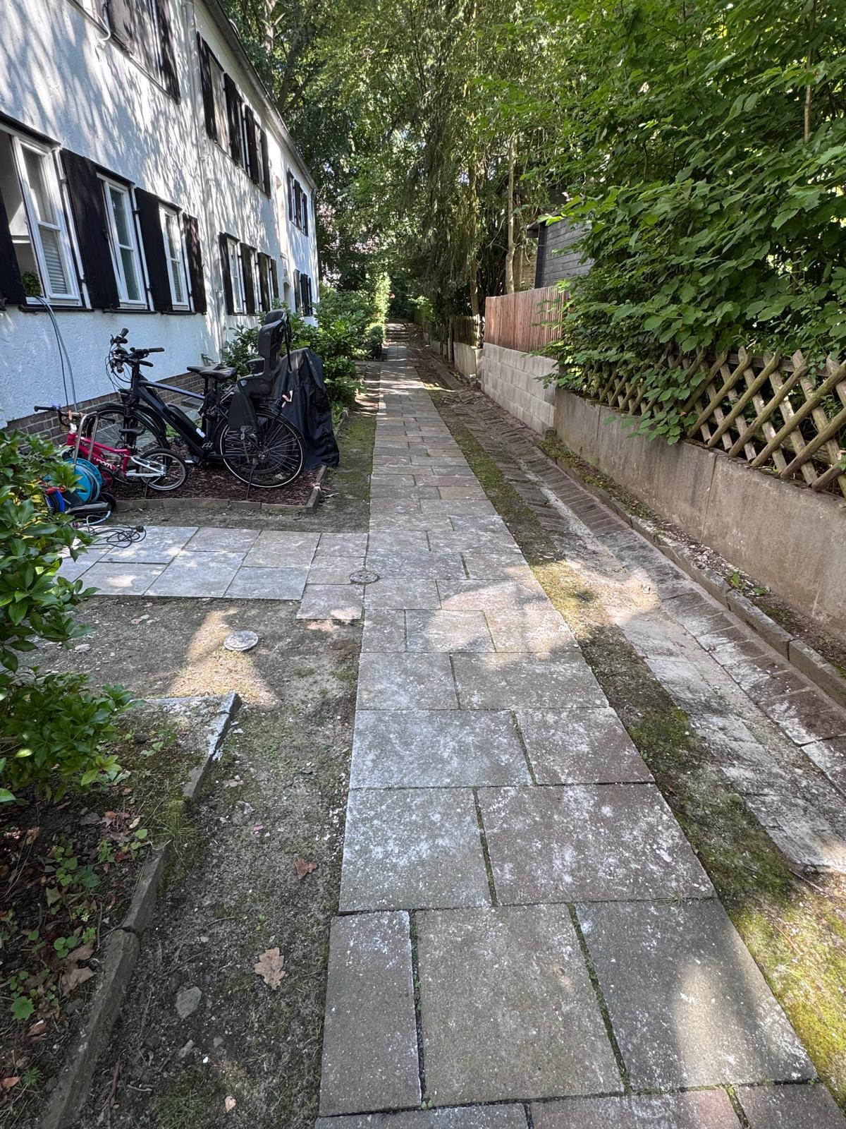 Moosbedeckter Gehweg vor der Hochdruckreinigung am Steimker Berg Wolfsburg